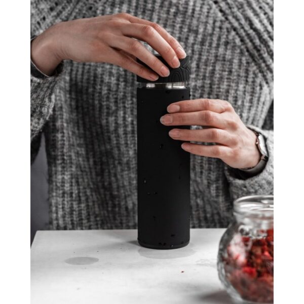 BOHORIA®  Thermo tea bottle with ruby red strainer - Image 3